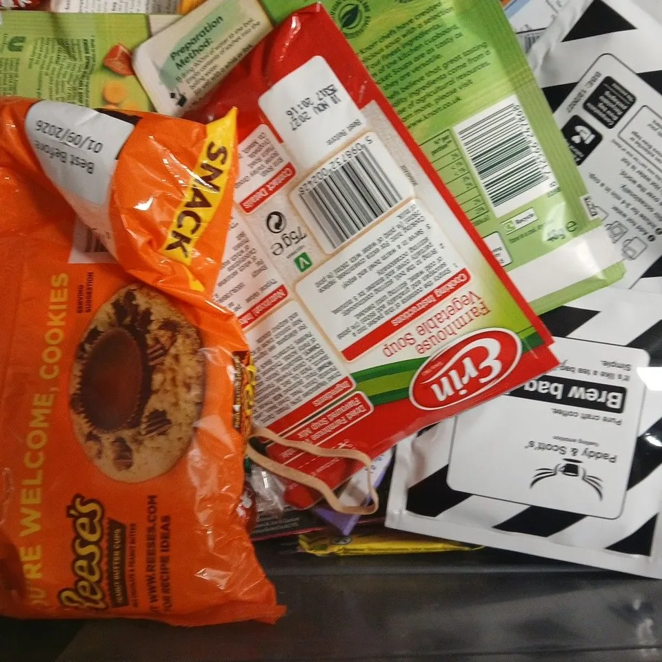 APPROXIMATELY 10 ASSORTED FOOD AND DRINK ITEMS TO INCLUDE MARMITE, FIX8, ETC