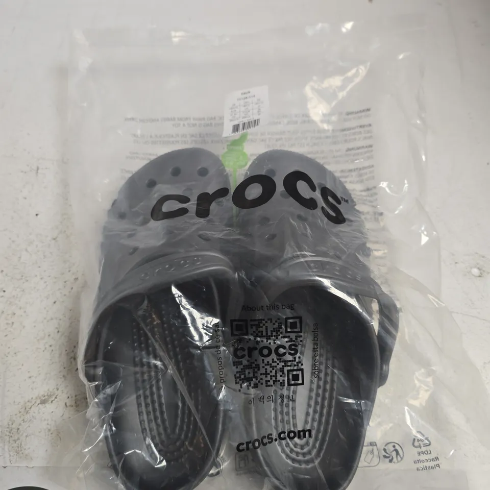 PAIR OF CLASSIC CROCS SLIDES – GREY/BLACK – SIZE H8/F10