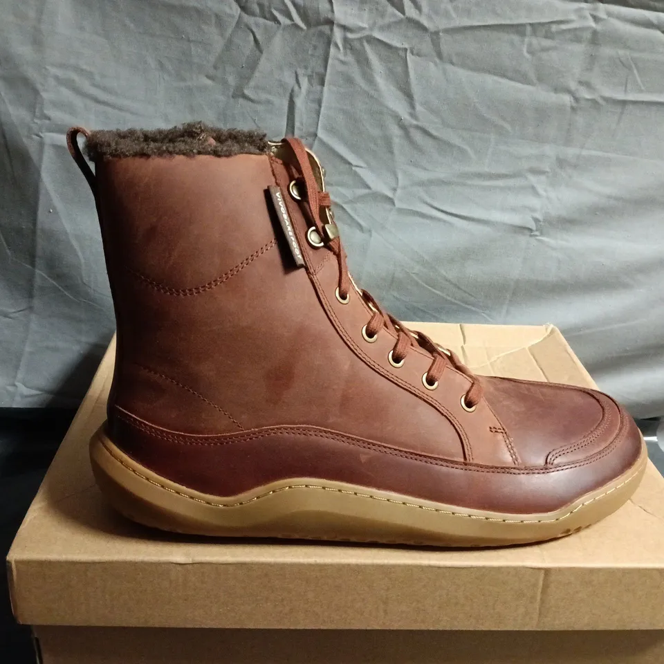 BOXED PAIR OF BROWN LEATHER WINTER BOOTS WITH FAUX FUR LINING - SIZE 45 - MENS 