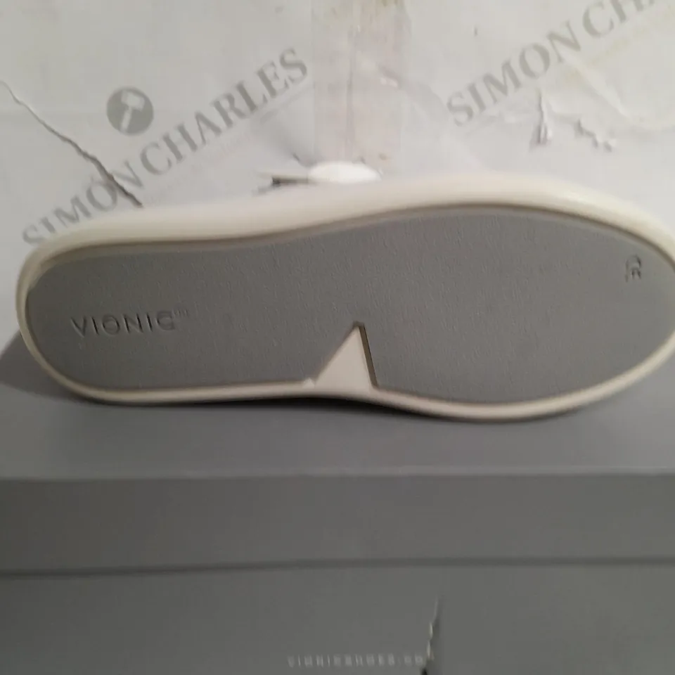 PAIR OF VIONIC STEVIE TRAINERS WHITE SIZE 4