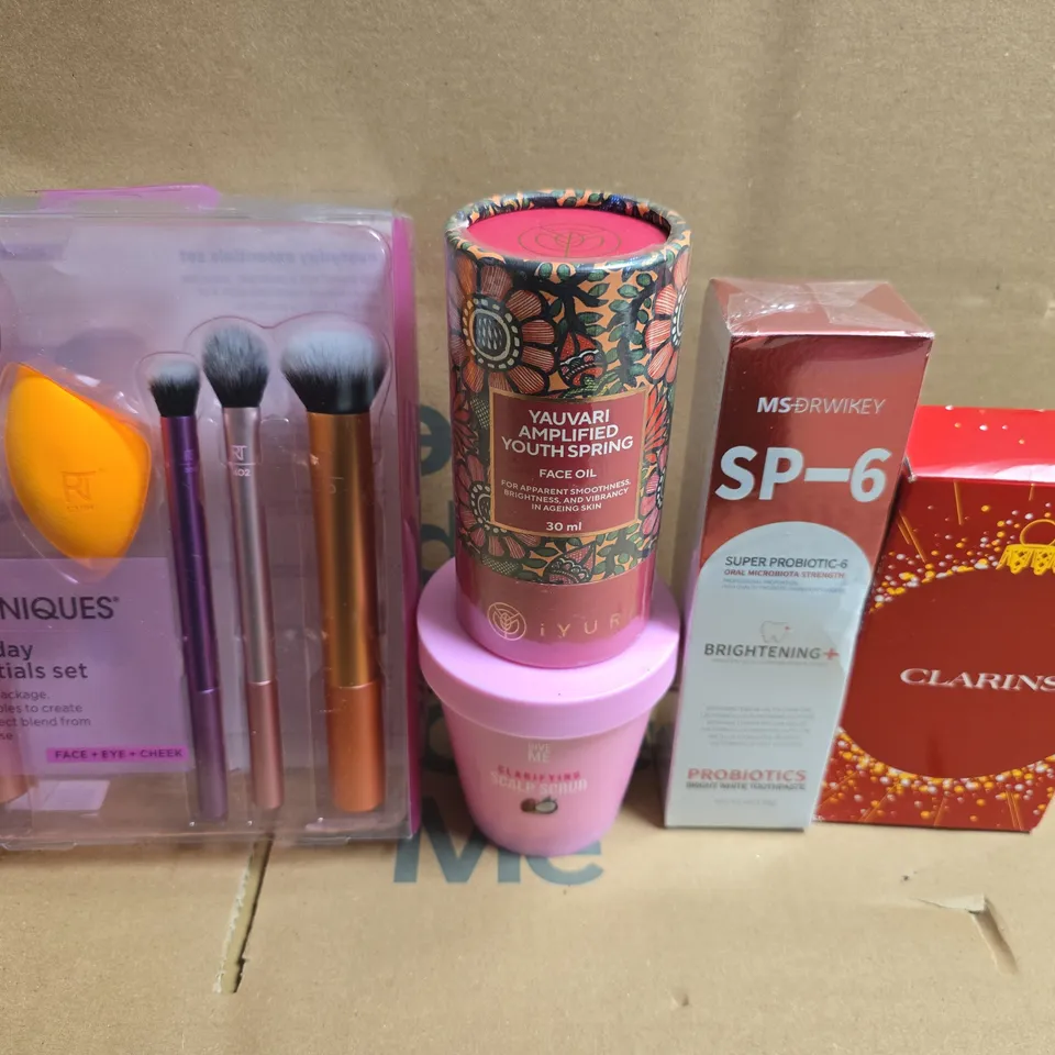 APPROXIMATELY 15 ASSORTED HEALTH & BEAUTY PRODUCTS TO INCLUDE BRUSHES, CLARINS AND TOOTHPASTE 
