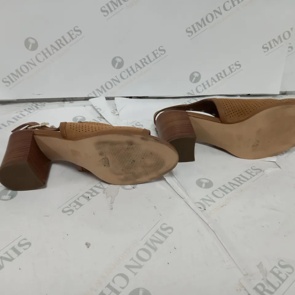 MARC FISHER MEDIUM BROWN SUEDE SANDAL SIZE 7 BOXED 