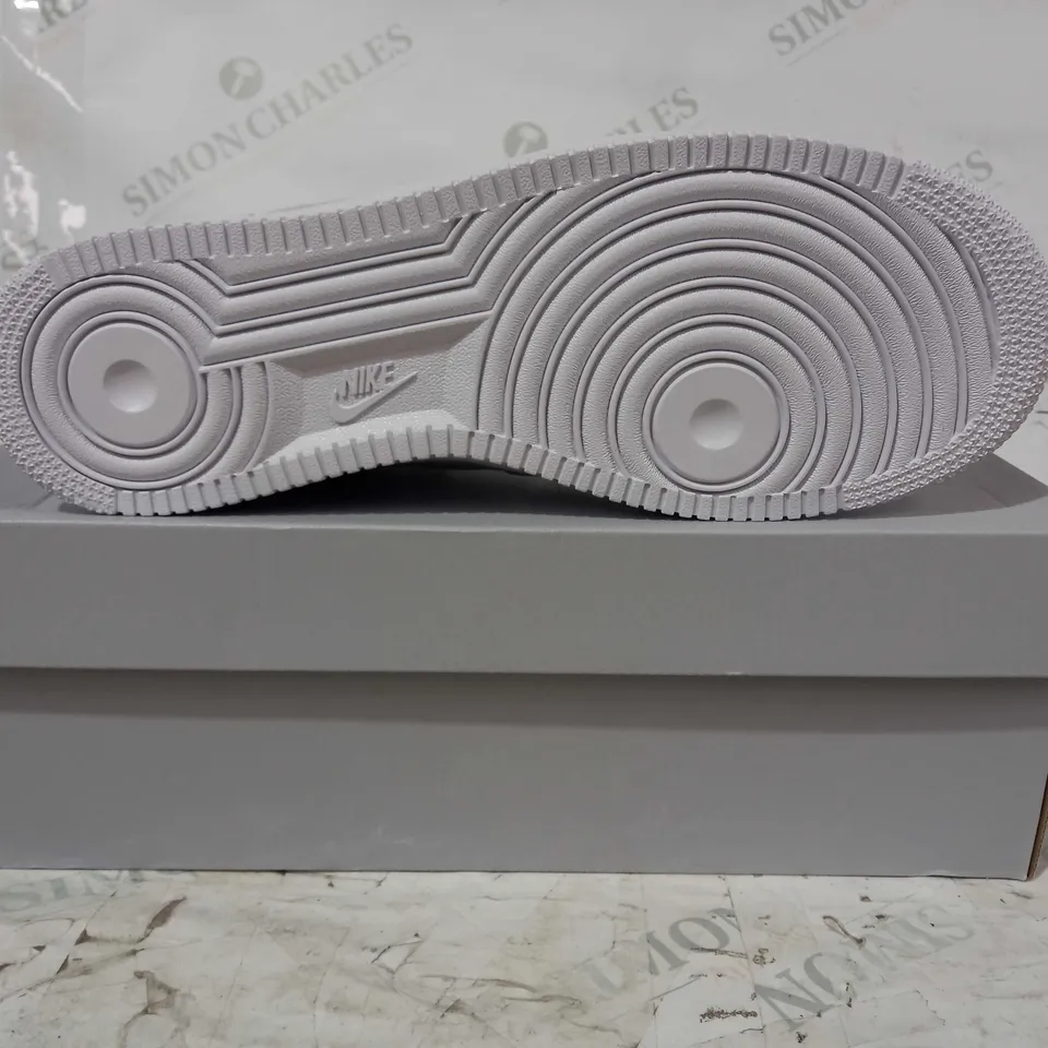 BOXED PAIR OF NIKE AIR FORCE 1 '07 SHOES IN WHITE UK SIZE 9