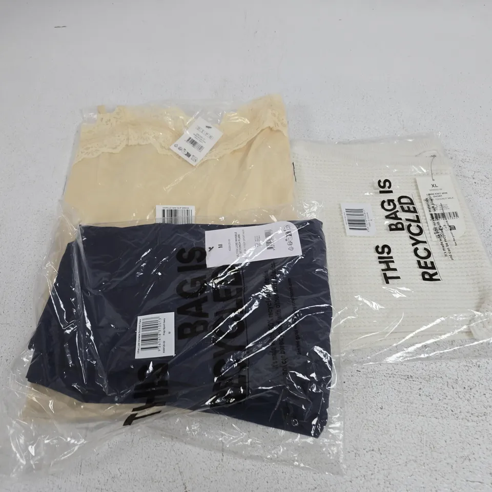 APPROXIMATELY 15 ASSORTED CLOTHING ITEMS IN VARIOUS SIZES, COLOURS & STYLES TO INCLUDE LENNI KNIT MINI SHORT, SCRUNCH FLARE, ESTELLE MINI SLIP DRESS, ETC