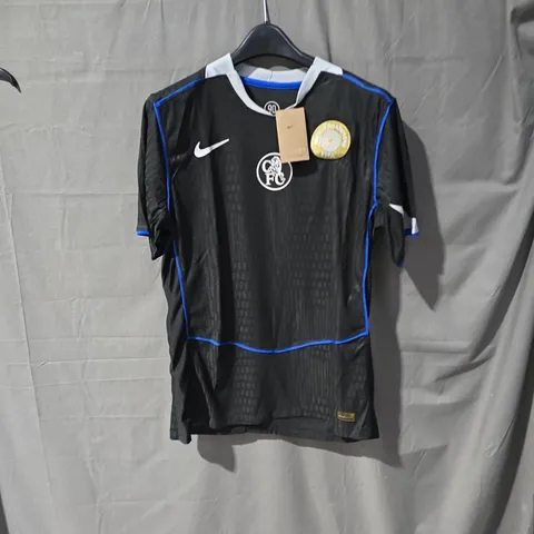 NIKE CHELSEA FC MEN'S FOOTBALL SHIRT, BLACK WITH BLUE TRIM – UK 2XL