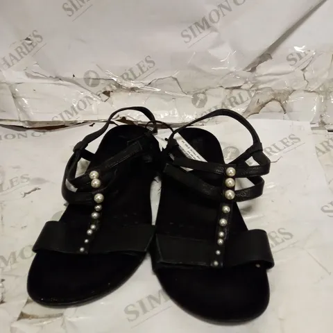 VIONIC BLACK STRAPPED SANDALS SIZE 6