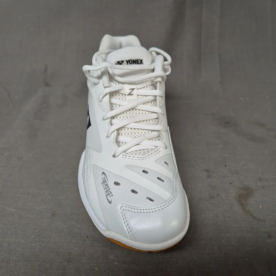 BOXED PAIR OF YONEX POWER CUSHION 65 Z WOMEN'S SHOES IN WHITE UK SIZE 7.5