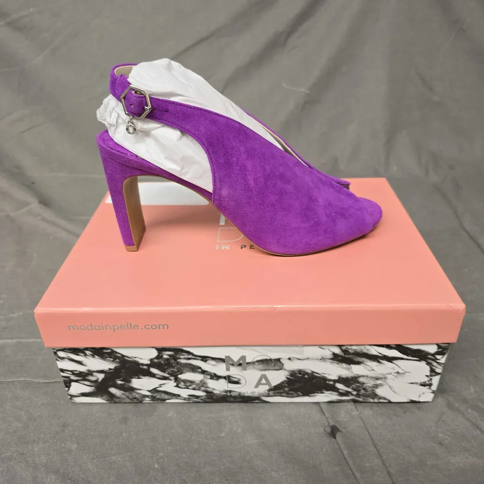 BOXED PAIR OF MODA IN PELLE PEEP TOE SHOES IN PURPLE - 5