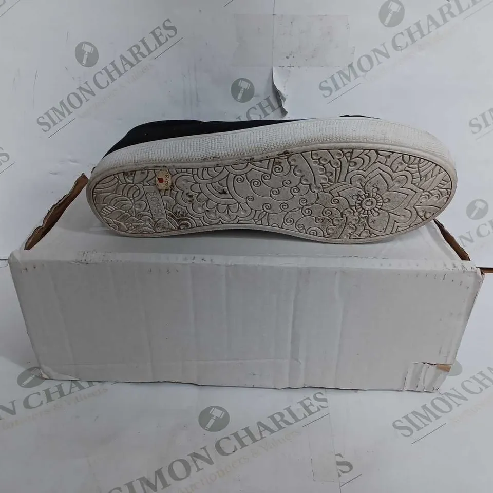 BOBS BY SKETCHERS IN BLACK - UK 8 