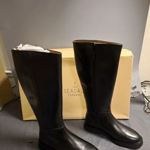 BOXED PAIR OF WILDLAND BOOTS BLACK UK 5