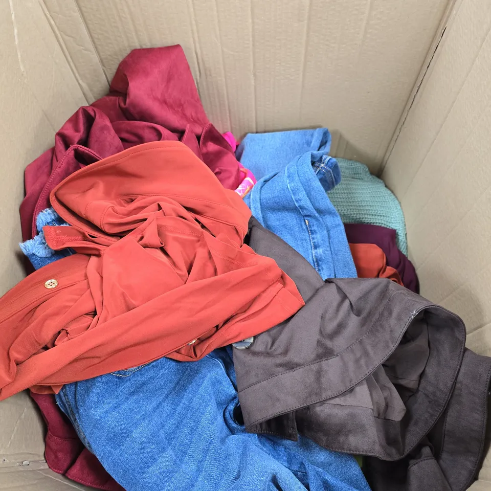 APPROXIMATELY 20 ASSORTED CLOTHING ITEMS IN VARIOUS STYLES, SIZES & COLOURS