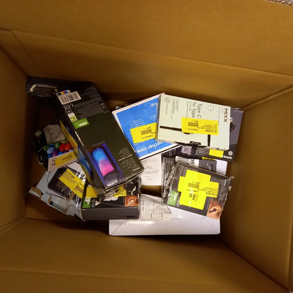 LOT OF APPROX 20 ASSORTED ELECTRICAL ITEMS TO INCLUDE MICRO USB CABLE, POWER BANK, WIRELESS MOUSE ETC