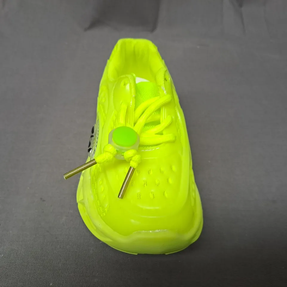 BOXED PAIR OF DESIGNER KIDS SHOES IN NEON GREEN EU SIZE 25