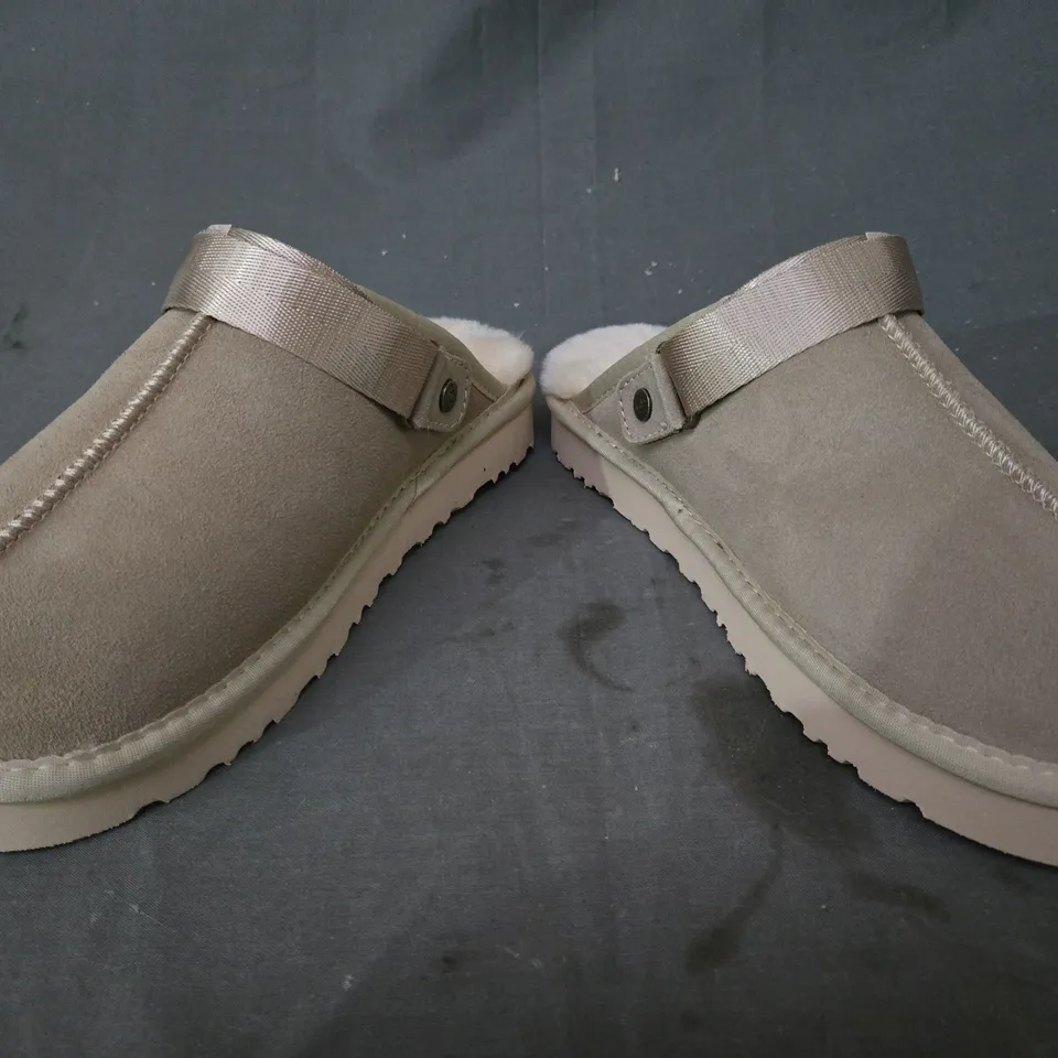 BOXED PAIR OF UGG SHOES IN SAND UK SIZE 6