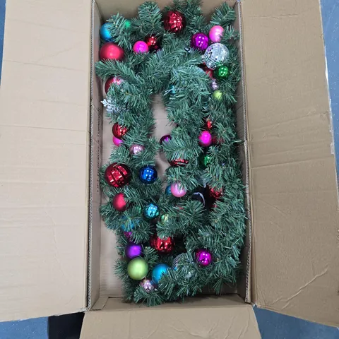 MULTICOLOUR CHRISTMAS WREATH WITH BAUBLES – DECORATIVE PINE WREATH IN BOX
