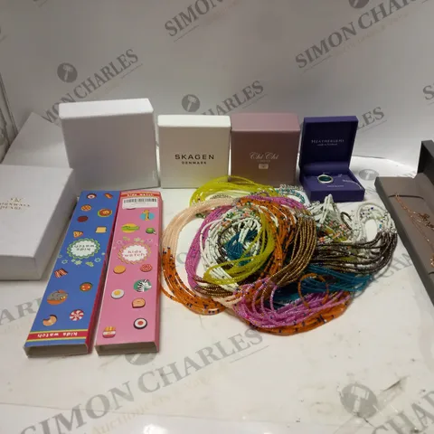 LOT OF ASSORTED JEWELLERY ITEMS TO INCLUDE NECKLACES, RINGS AND BRACELETS