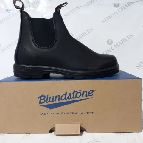 BOXED PAIR OF BLUNDSTONE ELASTIC SIDED BOOTS IN BLACK UK SIZE 7