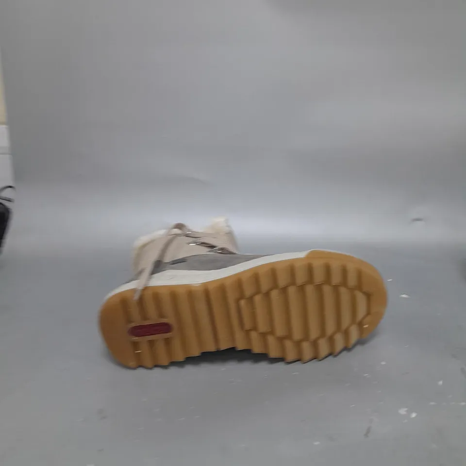 BOXED PAIR OF RIEKER ANTISTRESS WATER RESISTANT WARM HIKING BOOTS IN CREAM - SIZE 6
