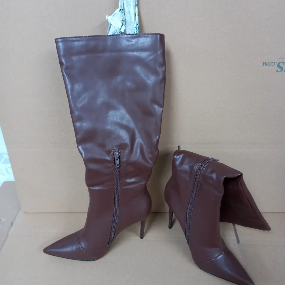 BROWN KNEE HIGH HEELED BOOTS SIZE 4