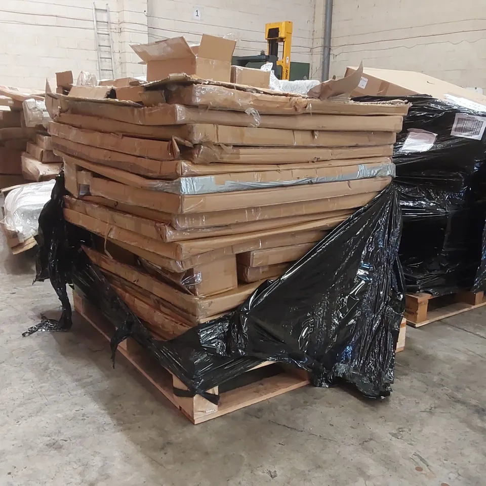 PALLET CONTAINING ASSORTED GARDEN DECORATIONS ECT