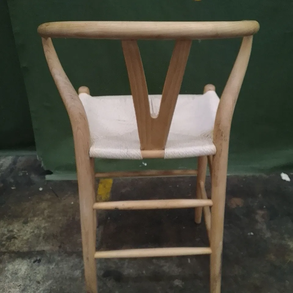 WOODEN BARSTOOL 