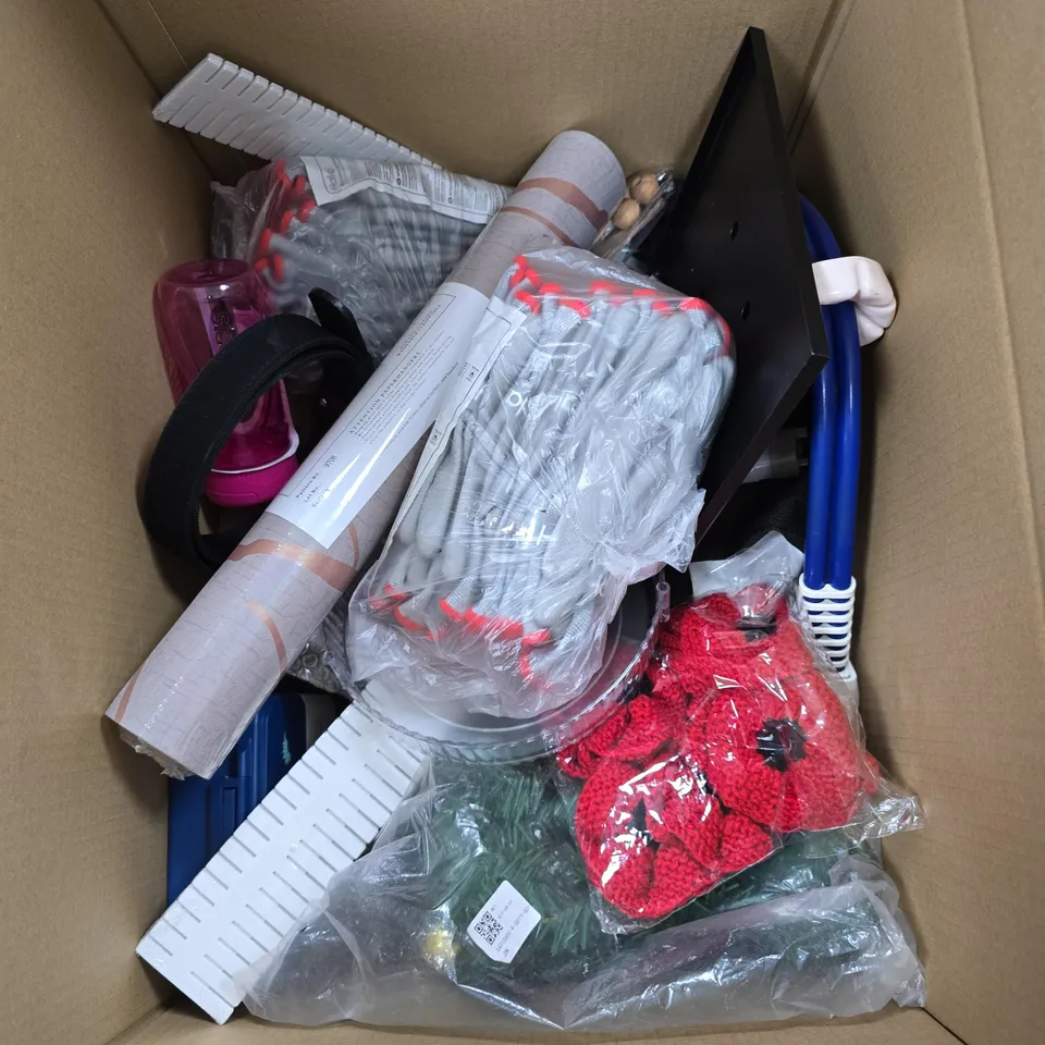 BOX OF APPROXIMATELY 20 ASSORTED HOUSEHOLD ITEMS TO INCLUDE WALLPAPER, BELT, SAFETY GLOVES, SISTEMA WATER BOTLE ETC