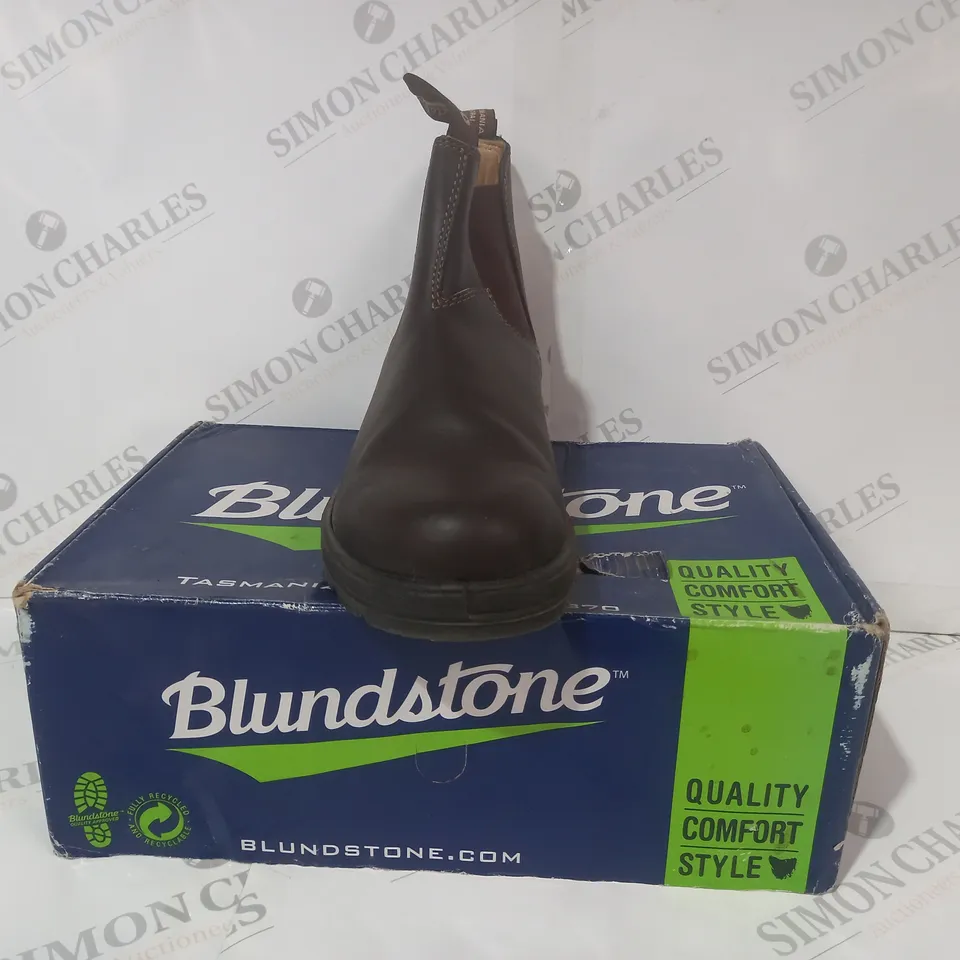 BOXED PAIR OF BLUNDSTONE 550 ANKLE BOOTS IN WALNUT UK SIZE 8