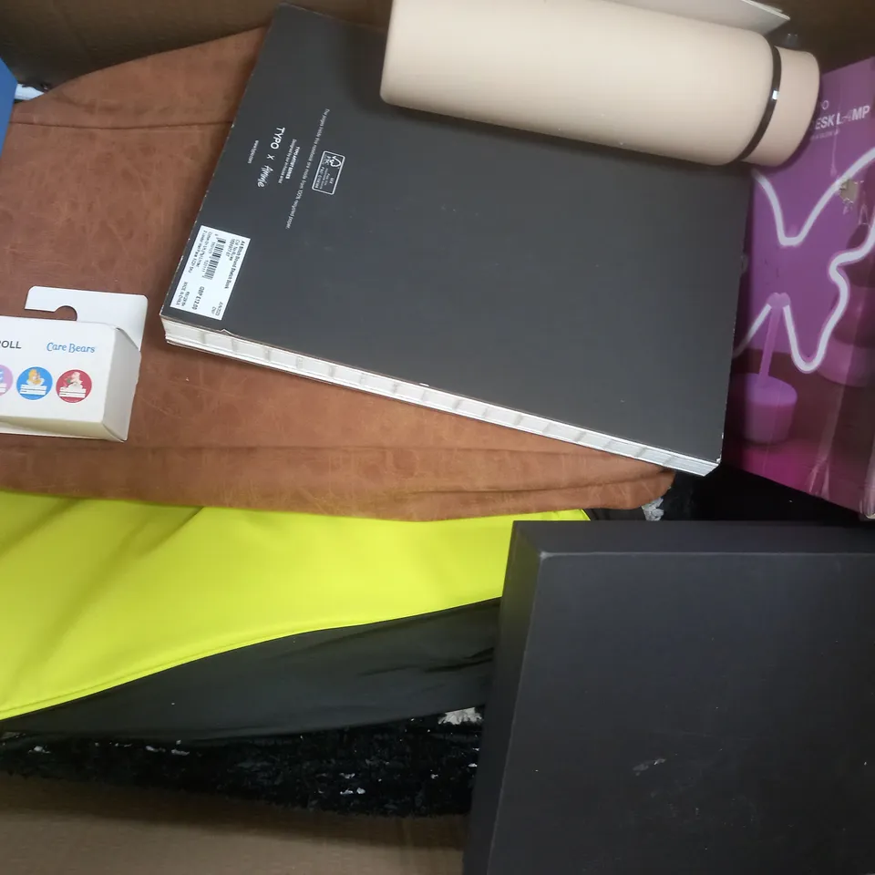BOX OF APPROXIMATELY 30 ASSORTED HOUSEHOLD ITEMS TO INCLUDE WALLET & KEYRING SET, MINI CANDLE, METAL COMMUTER CUP, ETC