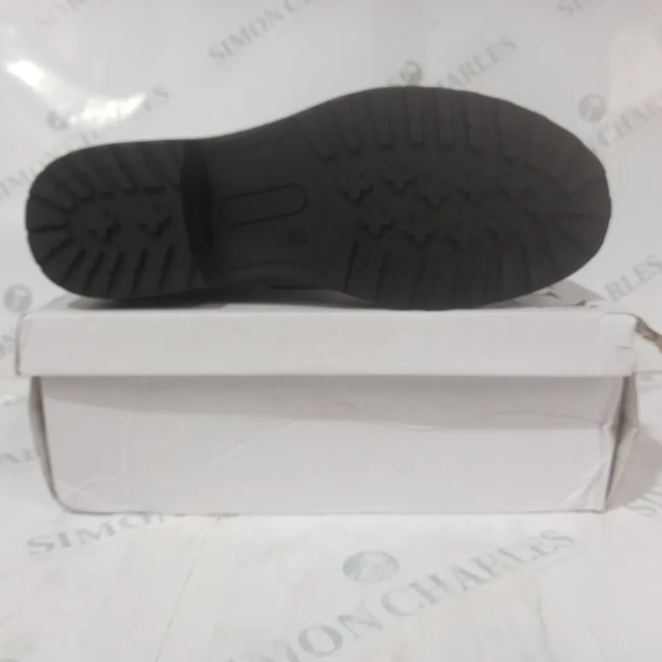 BOXED PAIR OF SHOES BY EMMA ANKLE BOOTS IN BLACK SIZE 8