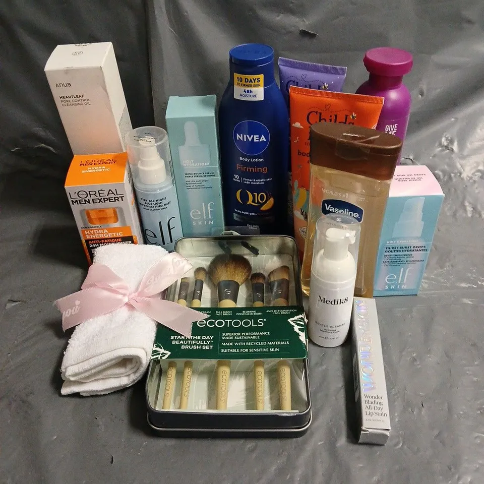 APPROXIMATELY 20 ASSORTED HEALTH & BEAUTY PRODUCTS TO INCLUDE ELF JUICY PINK GEL DROPS, MEDIK8 HYDRATING ROSEMARY FOAM, GIVE ME BLONDE SHOT, ETC