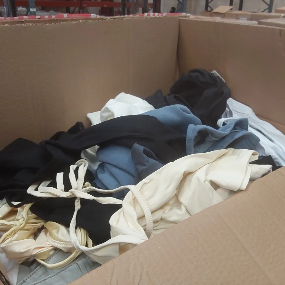 PALLET CONTAINING A VERY LARGE QUANTITY OF BRAND NEW ASSORTED ITEMS INCLUDING: TROPHY PLANTER ORNAMENTS, SCENTED CANDLES, JEANS, SHIRTS, CAR FRESHENERS ECT