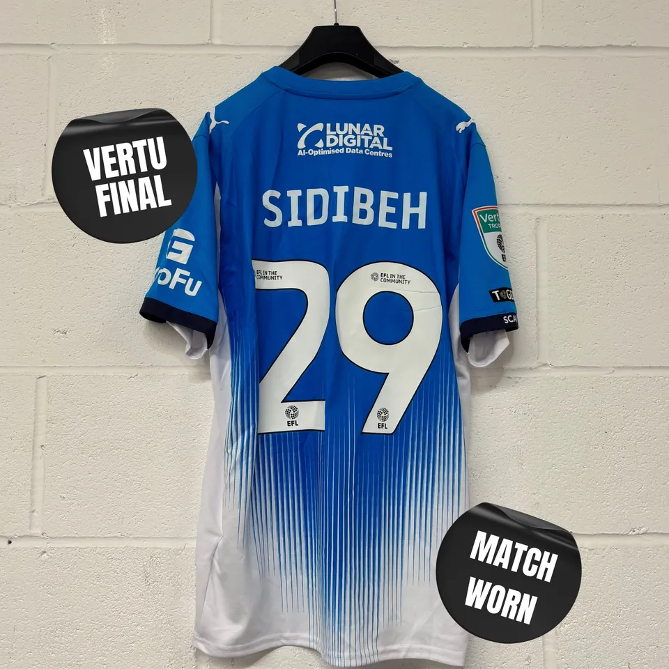 STOCKPORT COUNTY F.C VERTU TROPHY FINALS MATCH WORN HOME SHIRT IN BLUE/WHITE - EU L / ADAM SIDIBEN #29