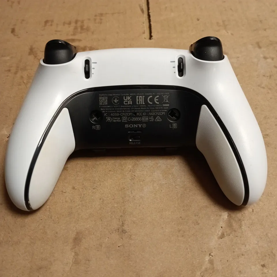 PLAYSTATION 5 DUAL SENSE EDGE WIRELESS CONTROLLER WHITE IN CASE