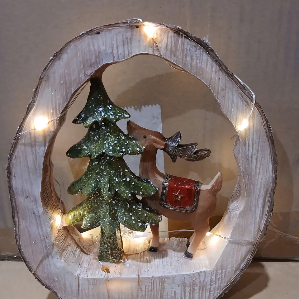 FOUR GISELA GRAHAM WOODEN CIRCULAR LED CHRISTMAS SCENE ORNAMENT – REINDEER AND TREE