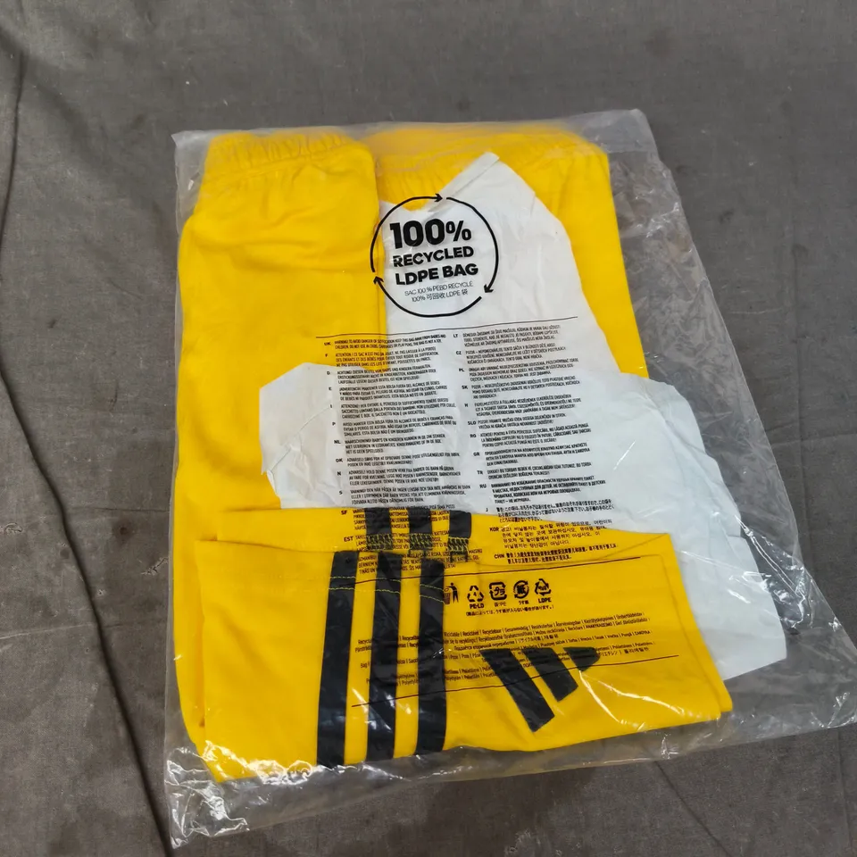 BAGGED ADIDAS YELLOW CASUAL SHORTS - SIZE S