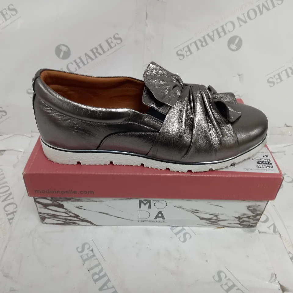 MODA IN PELLE ANETTE TWIST FRONT TRAINER - UK SIZE 8, PEWTER METALLIC 