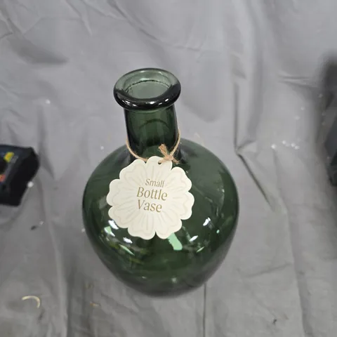 JOB LOT OF APPROXIMATELY 6 GLASS ITEMS TO INCLUDE: SMALL BOTTLE VASE AND MUG