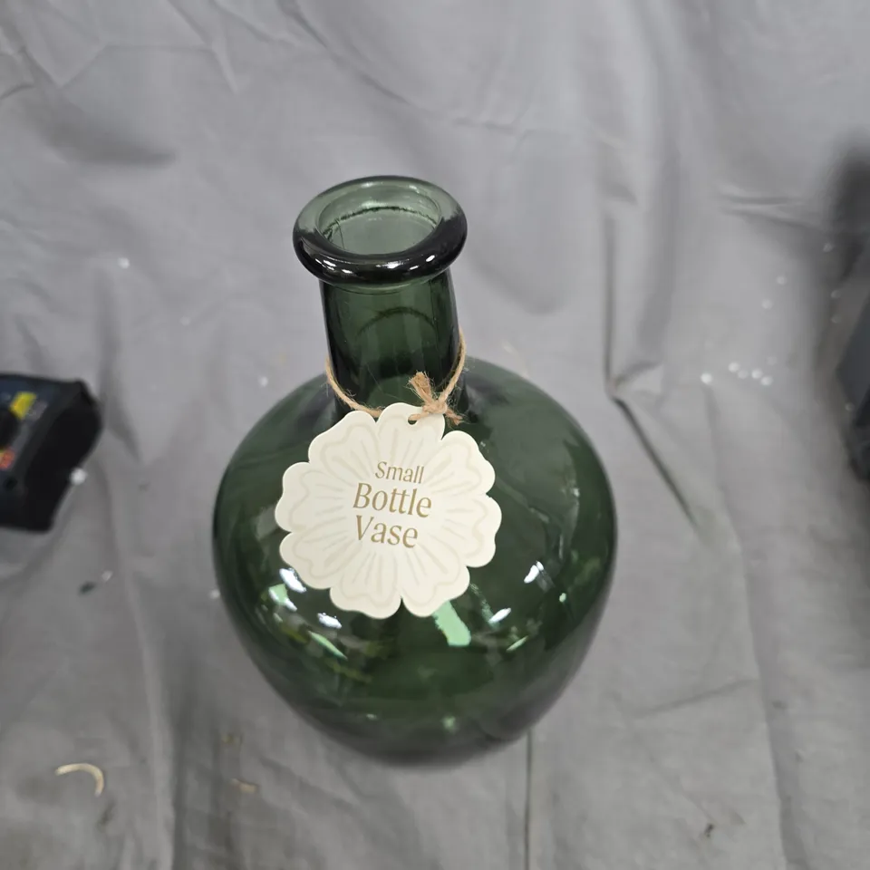 JOB LOT OF APPROXIMATELY 6 GLASS ITEMS TO INCLUDE: SMALL BOTTLE VASE AND MUG