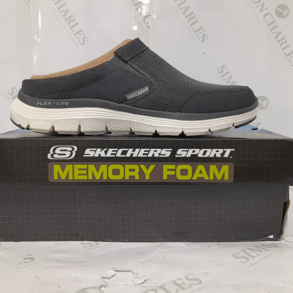 BOXED PAIR OF SKETCHERS SPORT FLEX-LITE SLIP-ON TRAINERS IN CHARCOAL SIZE 7 