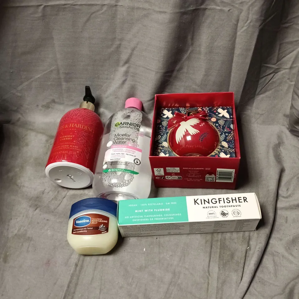APPROXIMATELY 20 ASSORTED COSMETIC ITEMS TO INCLUDE TOOTHPASTE, BAYLIS AND HARDING HAND WASH, GARNIER MICELLAR CLEANSING WATER, VASELINE, THE FUZZY DUCK BATH ETC
