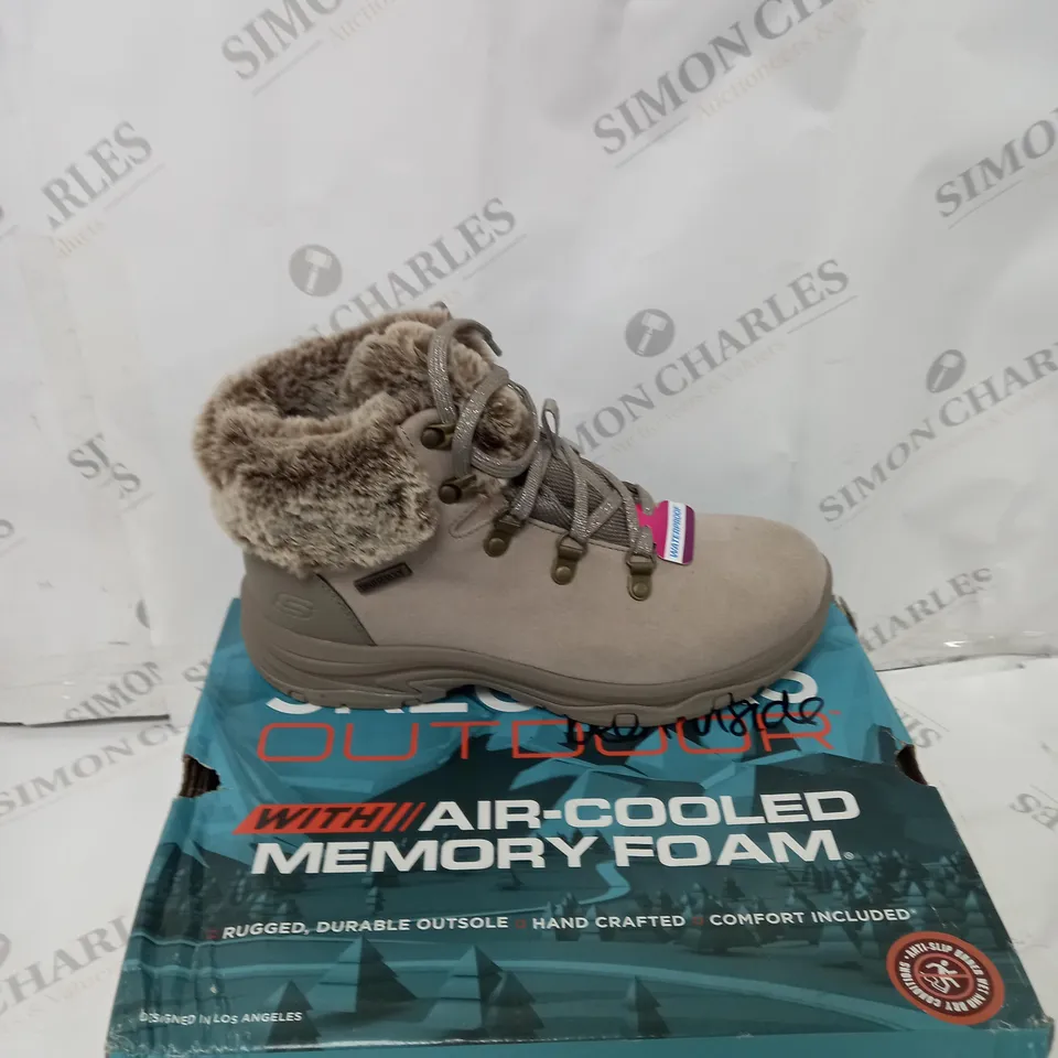 BOXED PAIR OF SKECHERS TREGO LACE UP FAUX FUR CUFF WATERPROOF BOOT TAUPE - SIZE 4.5