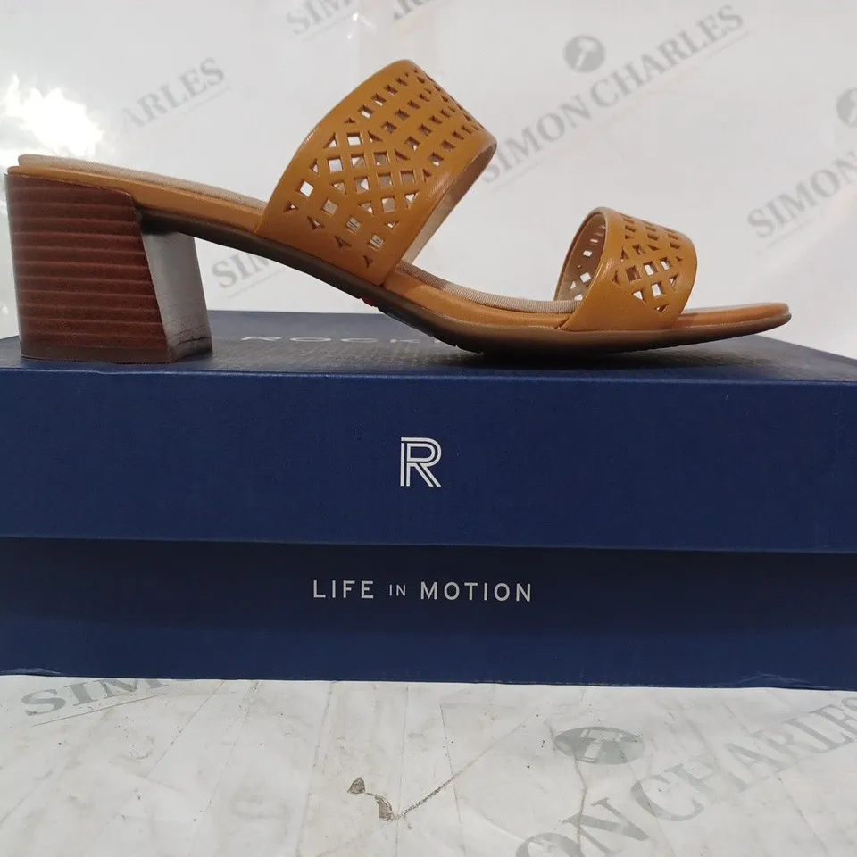 BOXED PAIR OF ROCKPORT TOTAL MOTION ALAINA MULE HEELED SANDALS IN TAN UK SIZE 7