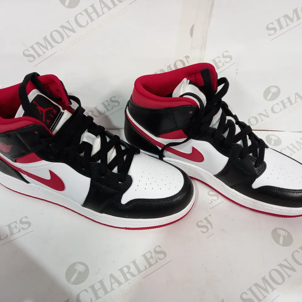 PAIR OF NIKE HIGHTOPS SIZE 6