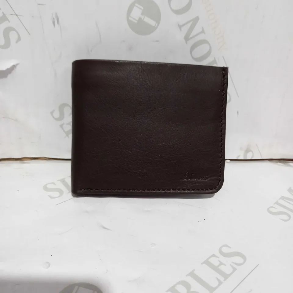 ASHWOOD MEN'S GIFT BOXED LEATHER WALLET WITH COIN POCKET