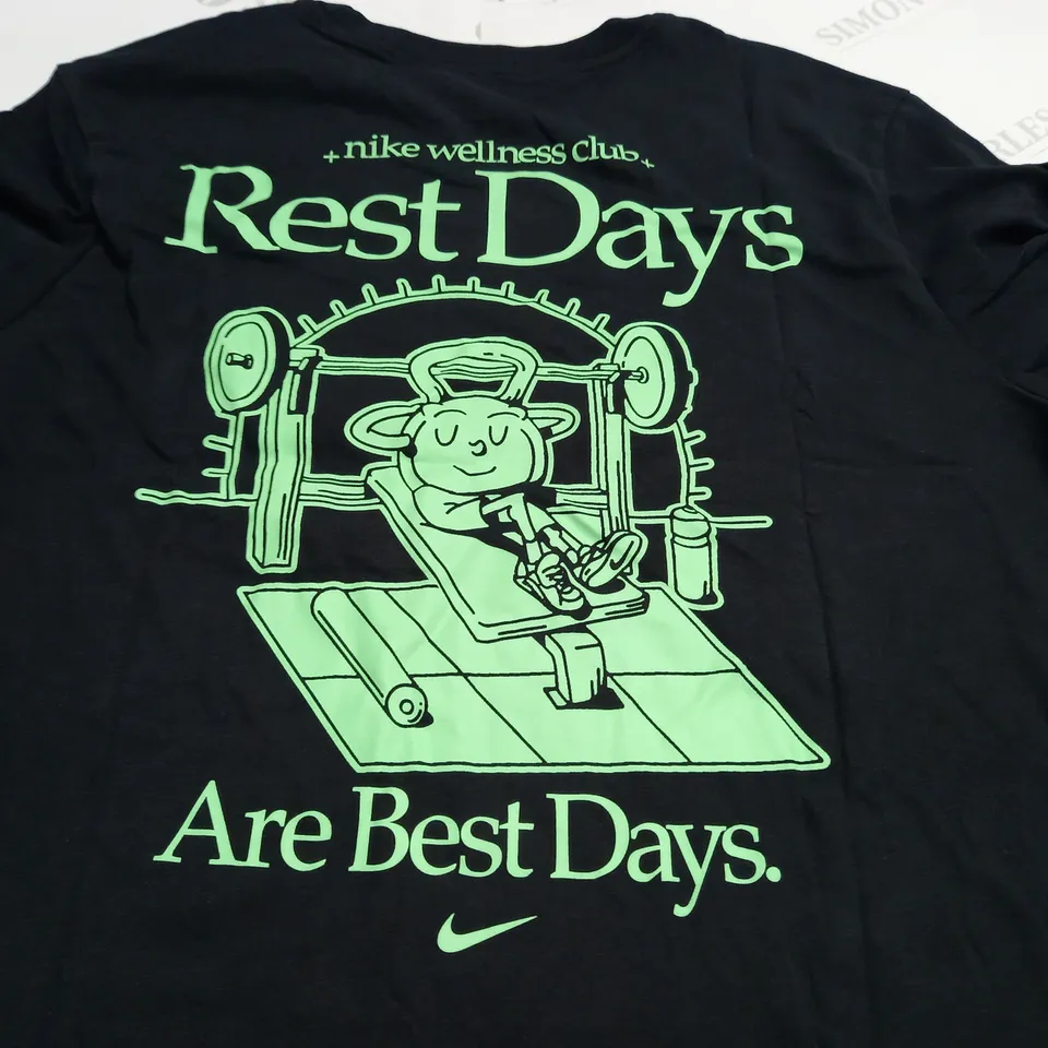 NIKE TEE WELLNESS CLUB BLACK T-SHIRT - L