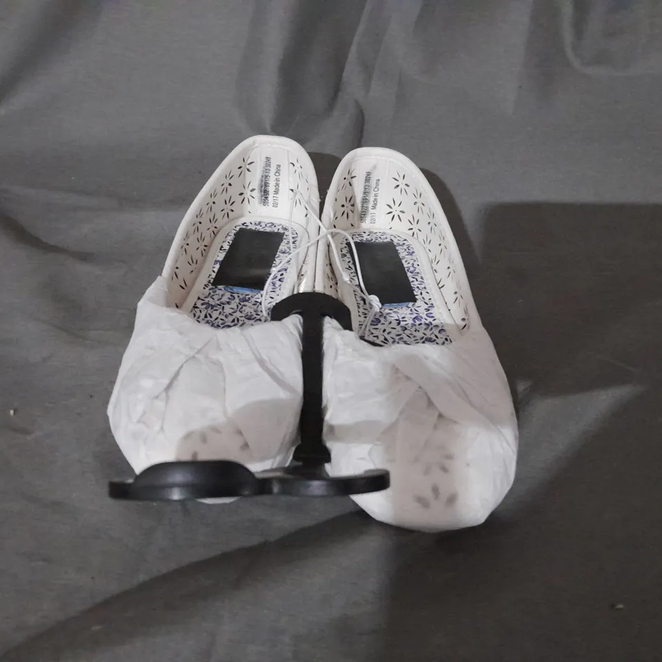 APPROXIMATELY 10 BAGGED PAIRS OF GEORGE WHITE FLATS SIZE 13