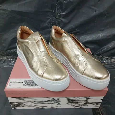 BOXED PAIR OF MODA IN PELLE AUBINE LEATHER WEDGE TRAINER - UK SIZE 40