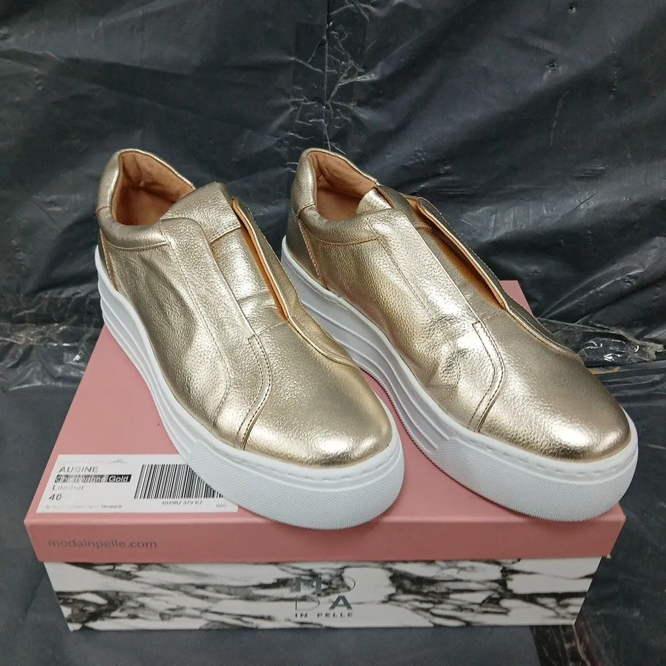 BOXED PAIR OF MODA IN PELLE AUBINE LEATHER WEDGE TRAINER - UK SIZE 40