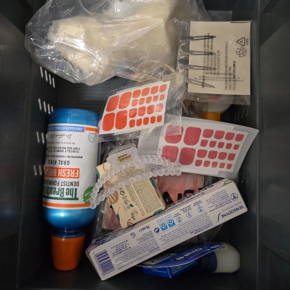 APPROXIMATEY 20 ASSORTED HEALTH AND BEAUTY PRODUCTS TO INCLUDE - BEAUTY OF JOSEON SPF 50 CREAM - KIEHL'S ULTRA FACIAL CREAM REFILL - THE INKEY LIST DEWY FACE MIST - ETC