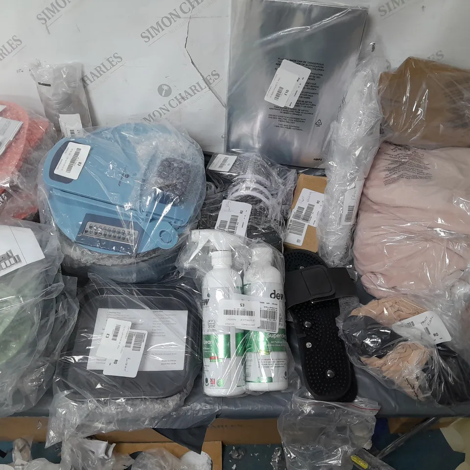 LOT OF ASSORTED ITEMS TO INCLUDE BAKING TRAYS, DRUM GRATERS, EYE AND BROW HAIR REMOVERS AND ALL PURPOSE CLEANER